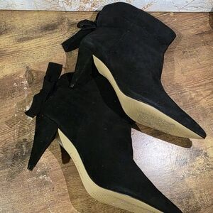 Elegant Lord & Taylor Boutique Black Heeled Ankle  Boots With Bow Accent On Back